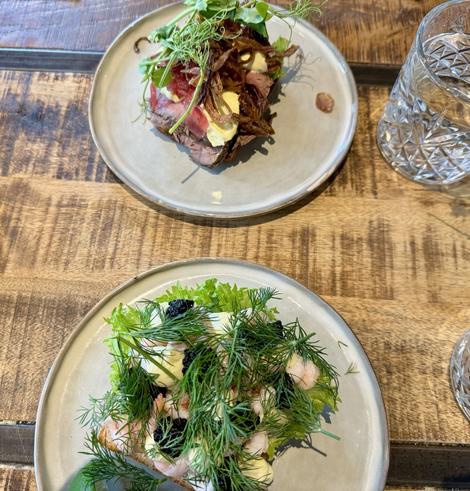 2 dänische Butterbrote, belegt mit Unmengen von Shrimps oder Roastbeef nebst Saucen und Grünzeug.