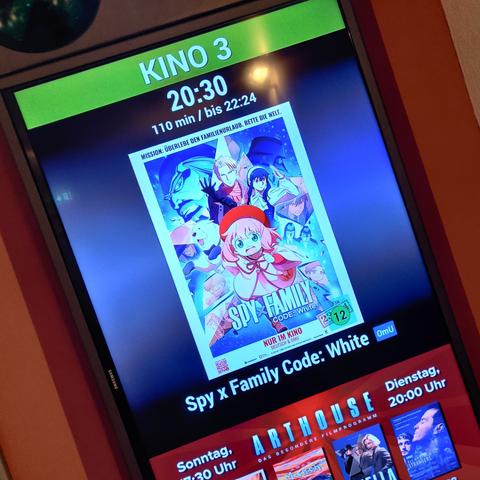 Eine Anzeige mit den Kinodaten zum film 20:30, 110min Laufzeit, Filmtitel Spy X Family Code: White