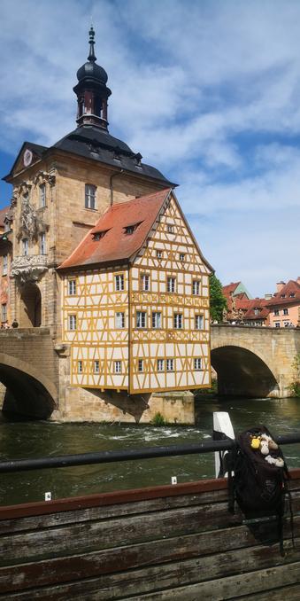 Drei Fotos mit dem selben Motiv in leicht unterschiedlichen Formaten und Aufnahmewinkeln:

Das alte Rathaus, aufgenommen von der Geyerswörthbrücke, an deren Geländer der schwarze Rucksack mit den fünf Plüschies hängt.