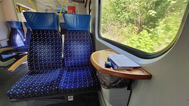 wnętrze elektrycznego zespołu trakcyjnego EN57AKŚ-892 w trakcie podróży