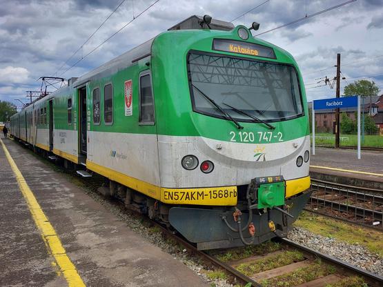 elektryczny zespół trakcyjny EN57AKM-1568 na stacji Racibórz
