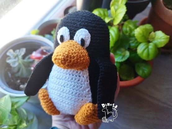 Amigurumi de Tux, mascota de Linux. Patrón @dinosalabs