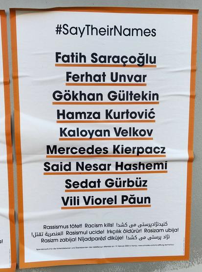 Plakat, das die Namen des rechtsextrem motivierten Mords an 9 Bürgern.