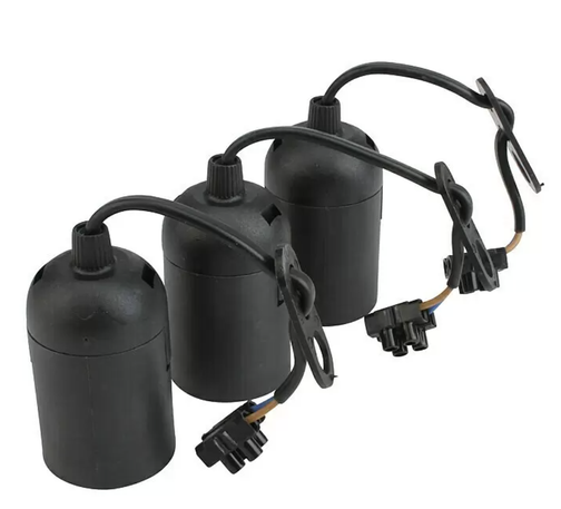 Produktfoto mit drei schlichten schwarzen Fassungen für Glühbirnen, mit einem kurzen Stück Kabel mit einer Lüsterklemme.