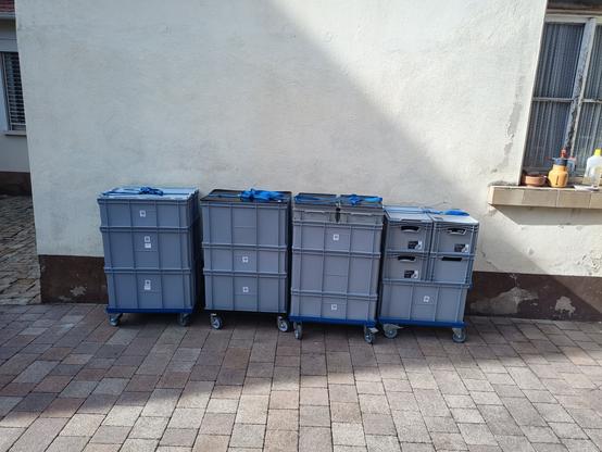 4 stabel euro boxen an einer wand