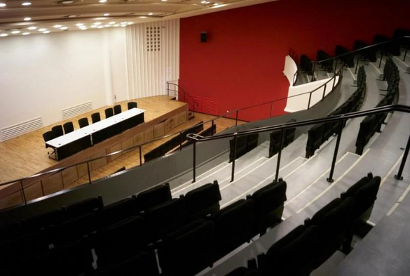 Vue sur la grande salle Eugène-Hénaff 

- https://boursedutravail-paris.fr/salles-de-reunion


La grande salle Eugène-Hénaff a été réhabilitée par la mairie de Paris et inaugurée début 2007. Elle peut accueillir jusqu’à 435 participants, dont le balcon de 130 places.

Dédiée principalement aux rencontres syndicales, elle s’ouvre aux manifestations organisées par des associations ayant pour point commun de traiter du monde du travail .