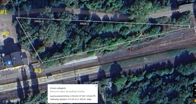 Przybliżony przebieg granic interesującego naz terenu. Powierzchnia ok 4500 metrów kwadratowych. Wydłużony trójkąt pomiędzy linią kolejową a ulicą, krótkim bokiem graniczący ze stacją PKP Wschowa. Na zdjęciu satelitarnym zaznaczone punkty widzenia poszczególnych zdjęć.
