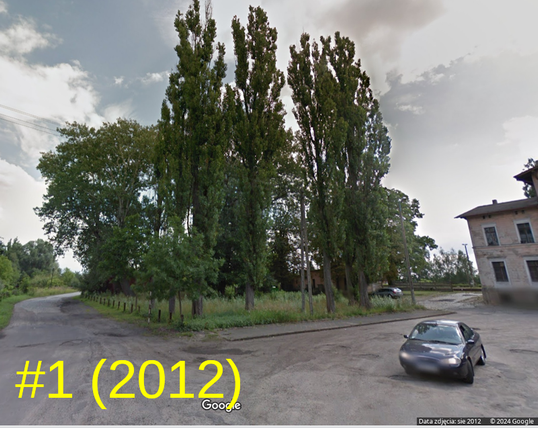 Widok z 2012 roku, kiedy teren był jeszcze mało zarośnięty i istniały na nim zabudowania. Perspektywa #1, narożnik placu dworcowego i ulicy Dworcowej.