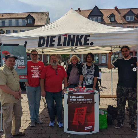 Mitglieder der Linken am Infostand.
