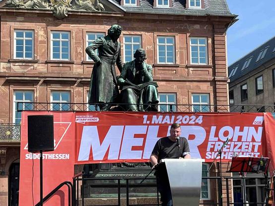 Redner auf der Mai-Kundgebung vor dem Neustädter Rathaus in Hanau.