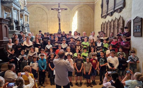 Farbbild des Chores in der kleinen wunderschönen Kapelle.