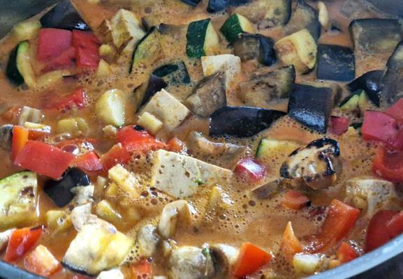 Thai-Gemüsecurry mit Tofu noch im Topf.