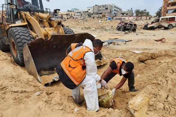 Les Palestiniens continuent d’exhumer les corps de la fosse commune découverte après le retrait des forces israéliennes de l’hôpital Nasser de Khan Younès à Gaza, le 25 avril 2024. © Photo Hani Alshaer / Anadolu via AFP
