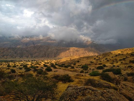 تصویری از کوهستان. شامل کوه‌ها و آسمان ابری.