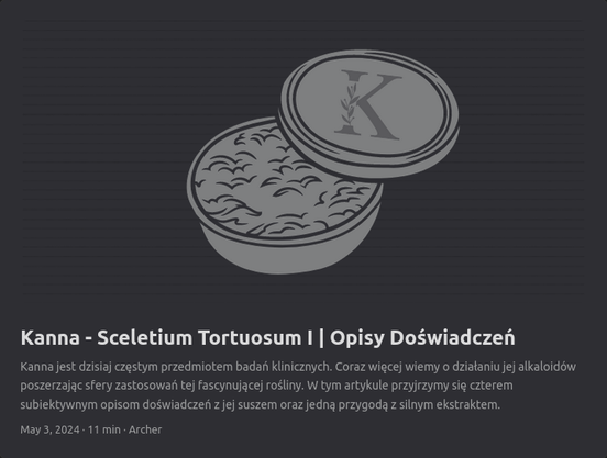 Okrągłe pudełko z suszem i przykrywką. Na przykrywce litera K z motywem roślinnym.