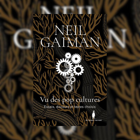 Couverture de « Vu des pop cultures » de Neil Gaiman : une couverture noire avec des motifs de branches brunes, un jeu d'engrenages blanc au centre.