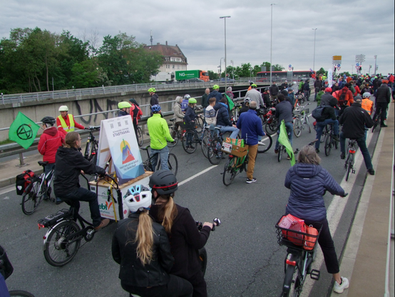 Fahrraddemo auf der Auffahrtrampe einer Schnellstraßen-Ausfahrt