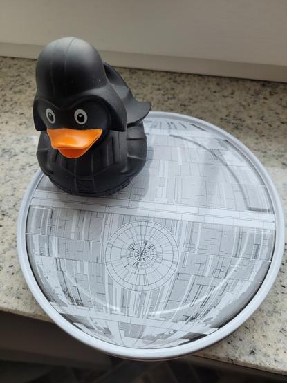 Dorthin Vader Ente sirtz auf einer weißen Dose, auf der der Todesstern abgebildet ist.