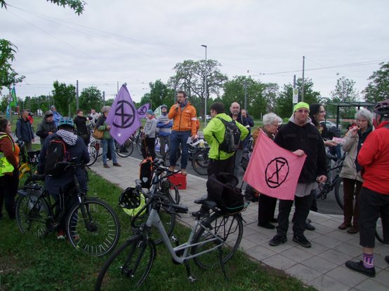 Schlusskundgebungsort, Redner vom ADFC und Versammlung an der Straßenbahn-Wendeschleife