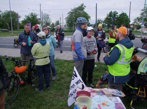 Demo-Teilnehmende bei der Abschlussfeier auf der Wiese in der Tram-Wendeschleife