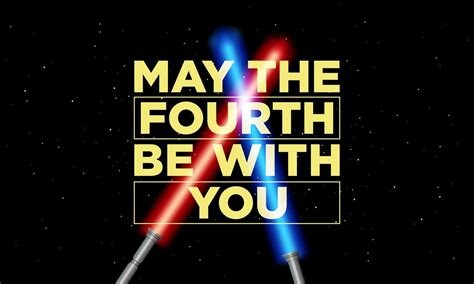 Cartel en fondo negro con letras amarillas que dicen "MAY THE FOURTH BE WITH YOU" y por detrás dos sables láser en color rojo y azul.