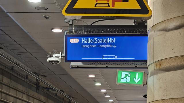 Neue bunte LED Abfahrtstafel im Leipziger Hbf(unten) mit der S5X inkl. Halteplatz