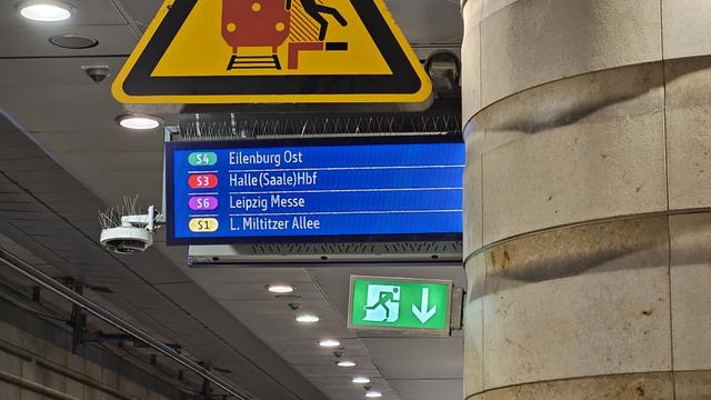 Neue bunte LED Abfahrtstafel im Leipziger Hbf(unten) 
Mit den kommenden S-Bahnen in Linienfarbe aber mit abgeschnittener Abfahrtszeit wegen einer Säule