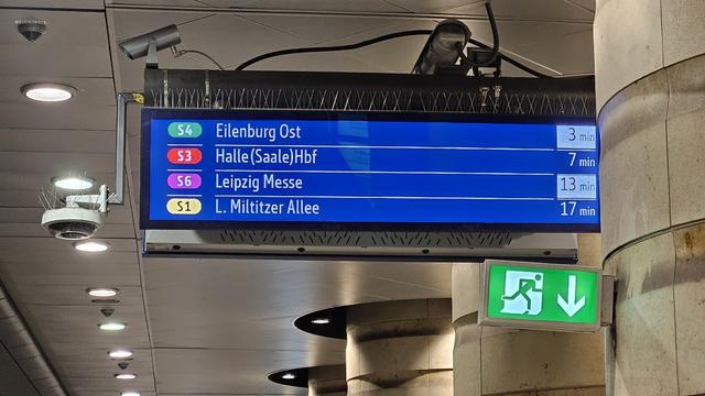 Neue bunte LED Abfahrtstafel im Leipziger Hbf(unten) 
Mit den demnächst abfahrenden S-Bahnen in Linienfarbe