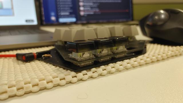 Same keyboard but a lower angle shot giving an profile view. The grid caps barely come up to the bottom of the other caps. The alpha caps are nearly 1cm taller