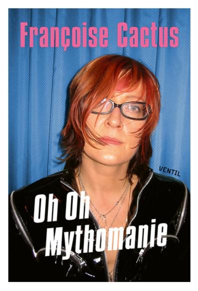 Titelseite des Buches "Oh Oh Mythomanie" mit einem Foto von Françoise Cactus vor einem blauen Vorhang. Cactus ist eine weiße Frau mit kräftiger Ausstrahlung. Auf dem Foto trägt sie eine schwarze Brille und ihr rotes Haar fällt ihr ins Gesicht.
