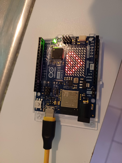 Ein Arduino Uno R4 Wifi zeigt ein rotes Herz auf seiner LED Matrix.