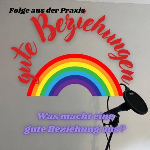 Auf dem Regenbogen ist der Schriftzug gute Beziehungen zu lesen. Im hellen Hintergrund lässt sich ein Mikrofon in der rechten unteren Ecke erkennen.