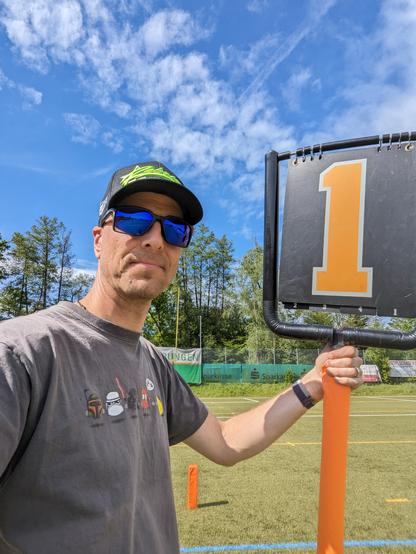 Selfie mit Downmarker, der den ersten Versuch anzeigt