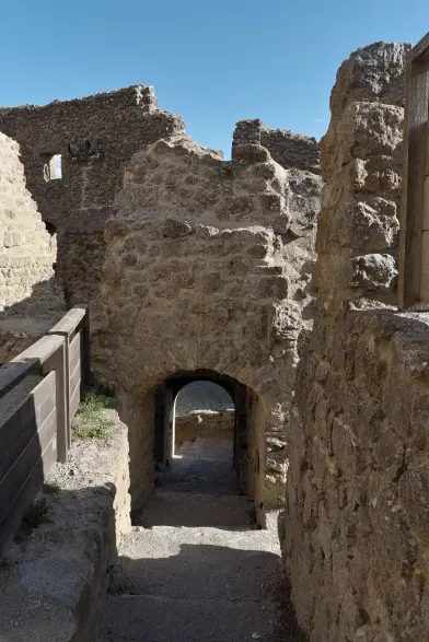 Un passage traversant un mur du chateau.