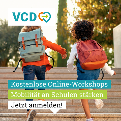 Zwei Kinder mit Rucksäcken laufen eine Treppe hoch. Text im Bild: Kostenlose Online-Workshops: Mobilität an Schulen stärken! Jetzt anmelden!