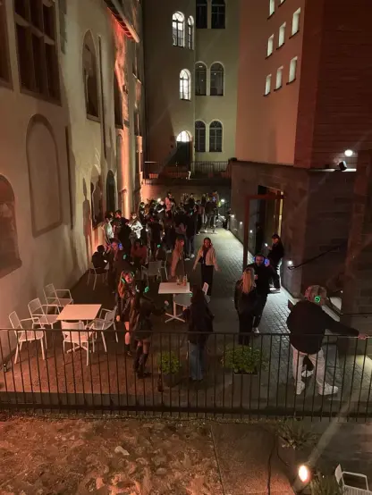 Innenhof des Historischen Museums mit Silent Disco bei der Nacht der Museen Frankfurt