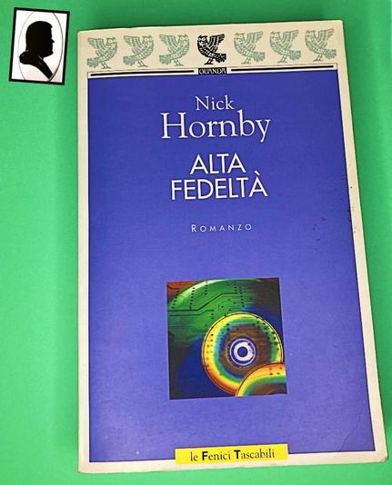 La foto ritrae la copertina del libro edito da Guanda con lo sfondo azzurro e cobalto e un'immagine digitale che riproduce un compact disc.