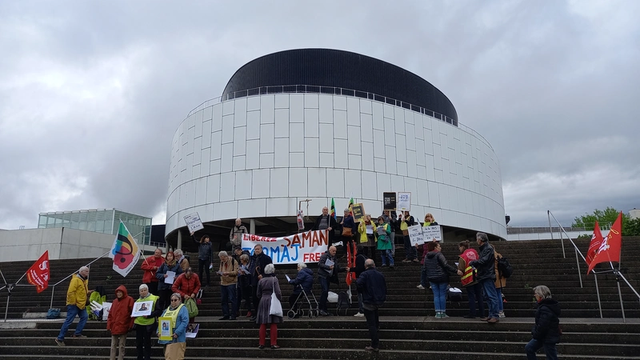 Une image de la MC2 à Grenoble avec les manifestants sur les marches menant à MC2