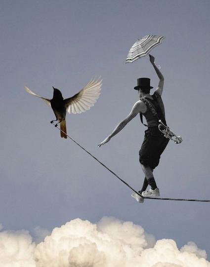 Acrobaat met parasolletje en trompet op de rug op een koord hoog in de lucht. Het koord wordt vastgehouden door een vogel.