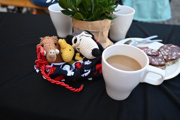 Darauf brauchen wir einen Kaffee und ein Wurstbrot