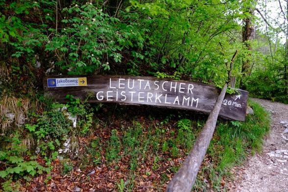 Wegweiser zur Leutascher Geisterklamm.