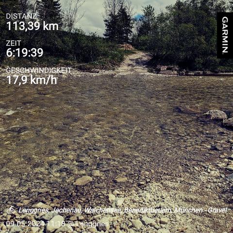 Eine Furt durch den Jachen. Das Wasser ist ca. knietief.

Darüber eingeblendete Statistik: 
Distanz 113,39km
Zeit 6:19:39
Geschwindigkeit 17,9km/h
Lenggries, Jachenau, Walchensee, Benediktbeuern, München - Gravel
09.05.2024 11:18 @ Lenggries