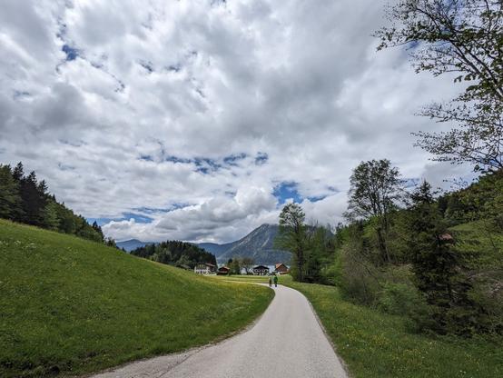 Entspannte Abfahrt auf Asphalt zum Walchensee.