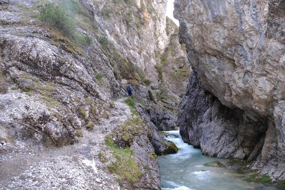 Naturbelassenen Wanderweg neben der Gleirsch.