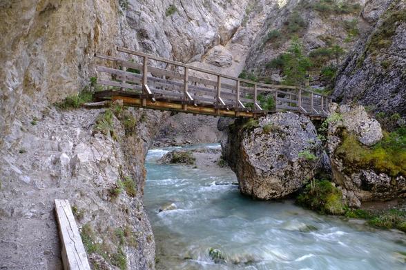 Brücke über die Gleirsch.
