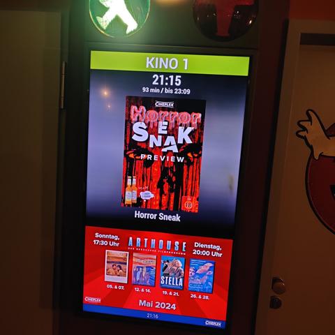 Ein Display mit der Aufschrift "Horror Sneak"