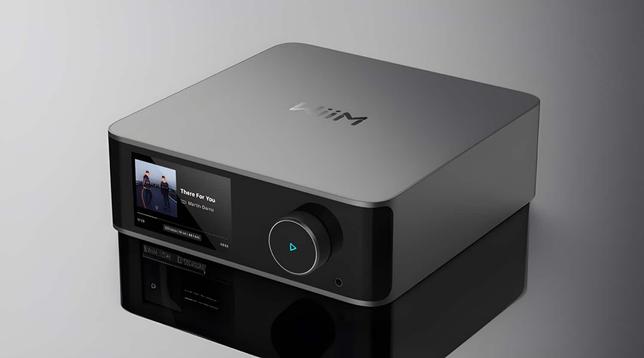 WiiM Ultra Audio-Streaming-Verstärker in Grau mit rundem Bedienknopf und Farbdisplay auf der Vorderseite. Foto (c) WiiM.