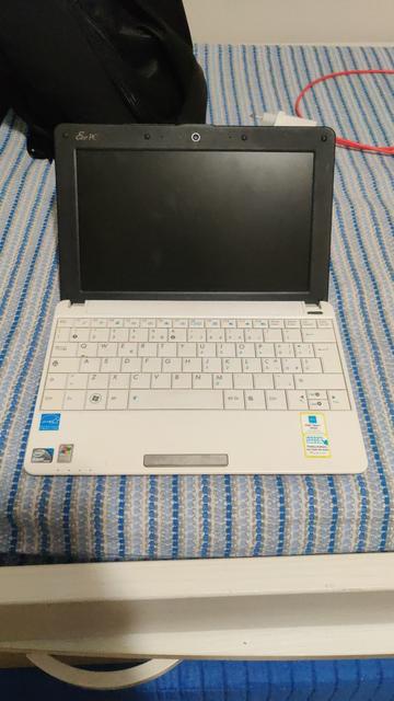 Foto di un ASUS Eee PC 1001PX bianco.