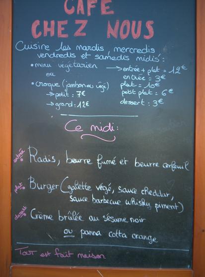 Photo du chevalet du café Chez Nous affichant le menu du 11 Mai 2024 :
- entrée : Radis, beurre fumé et beurre cerfeuil
- plat : burger (galette végé, sauce cheddar, sauce barbecue whisky piment)
- dessert : crème brûlée au sésame noir ou panna cotta orange