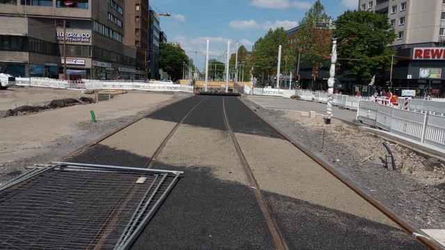Baustelle mit Straßenbahngleisen und Asphalt